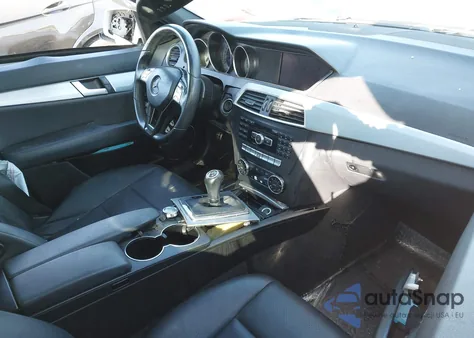 2013 Mercedes-Benz C 250 Sport z USA, uszkodzony, nr VIN WDDGF4HB8DA806104